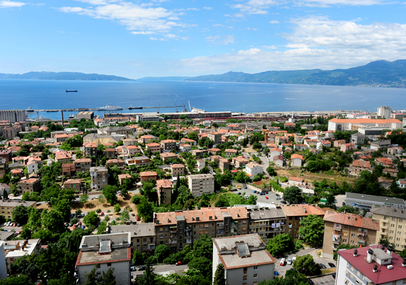 	Fiumét - ma a horvátországi Rijeka - 1779-ben Mária Terézia csatolta a Magyar Királyság területéhez, melyhez az első világháború végéig tartozott. A Monarchia idejében élte virágkorát, Magyarország legnagyobb kikötőjének számított.