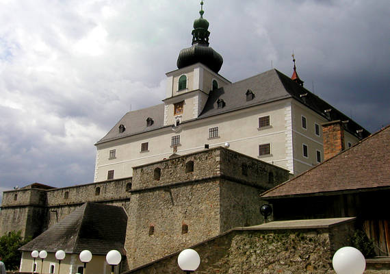 	Szintén népszerű látnivaló Fraknó vára is - a város egykor Sopron vármegye része volt, ma az ausztriai Burgenlandhoz tartozik.