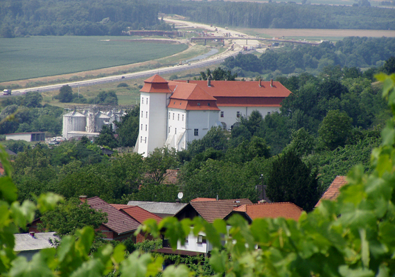 	Lendva máig a szlovéniai magyarok központja, az első világháború végéig azonban Zala vármegyéhez tartozott. A képen híres vára látható.