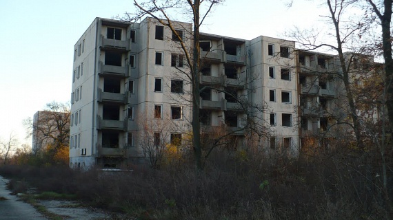 
                        	Magyar Csernobilnak is nevezik a Veszprém megyei Szentkirályszabadja környékén található, elhagyatott laktanyát. A helyet szintén szovjet katonák lakták, a csapatok kivonulása után azonban üresen maradt. Kísérteties elnevezése pedig abból ered, hogy úgy tartják, a romos település a csernobili katasztrófában megsemmisült orosz városokéhoz hasonló állapotot tükröz.