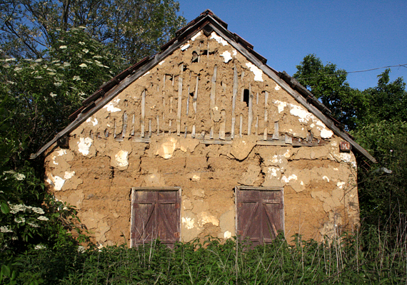 	A Zala megyében fekvő Iborfiát manapság már csak alig néhány fő lakja. A legtöbb ház romosan, elhagyatottan áll az egyébként festői helyen található faluban. Kattints ide, és nézz meg róla még több képet!