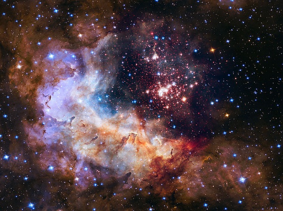 	A NASA tavaly ünnepelte a Hubble űrtávcső 25. évfordulóját. Képükön a fiatal csillagokból álló gyönyörű halmaz leginkább káprázatos tűzijátékra emlékeztet.