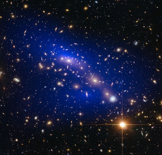 	A világegyetemben történő legnagyobb ütközések során ilyen ragyogó galaxishalmozok találkoznak. Különlegességük leginkább annak köszönhető, hogy akár több százmilliárd csillagból is állhatnak.
