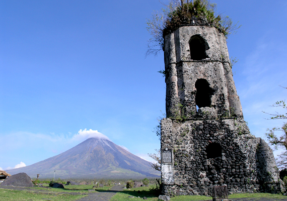 
                        	A Fülöp-szigeteki, 1724-ben épített, Cagsawa nevű barokk templomot a Mount Mayon vulkán 1814-es kitörése pusztította el.