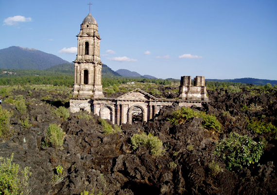 
                        	A San Juan Parangaricutiro nevű mexikói templomot 1943-ban érte el végzete a Paricutín vulkán jóvoltából.