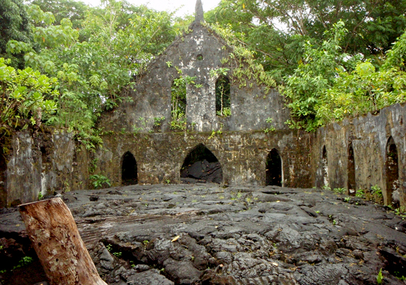 
                        	A Szamoa szigetén található, egykor a London Missionary Society által épített templomot a Mount Matavanu lávafolyama borította el 1905-ben.