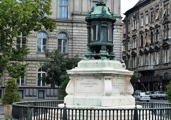 	A Báthory utca és a Hold utca kereszteződésében található téren végezték ki 1849. október 6-án gróf Batthyány Lajost, Magyarország első felelős miniszterelnökét. Rá emlékeznek a 180 centiméter magas örökmécsessel, ami a téren áll. Az emlékmű egyúttal szimbóluma az 1848-1849-es szabadságharc hősei, illetve a megtorlás áldozatai előtt való tiszteletadásnak is.