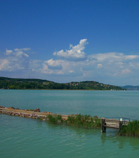 A Balaton vízállása már több alkalommal is olyan alacsony volt - legutóbb 2003-ban -, hogy sokan jövőbeli kiszáradását is megjósolták. Bár a vízszint jelenleg optimális, a sekélynek számító tó emberi beavatkozás nélkül néhány ezer év alatt teljesen feltöltődne.