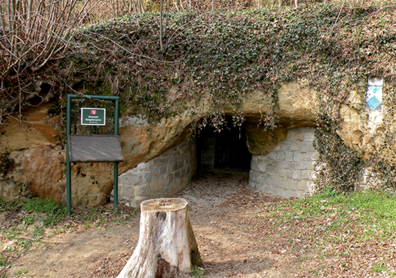 
                        	A legtöbb alagút túl szűk ahhoz, hogy turisták is megtekinthessék őket, léteznek azonban olyan helyek, ahol lehetőség van erre, ilyen például a felső-ausztriai Erdstall Ratgöbluckn Pergben, illetve az alsó-ausztriai Erdstall am Kapellenberg Großkrutban. A képen előbbi bejárata látható.