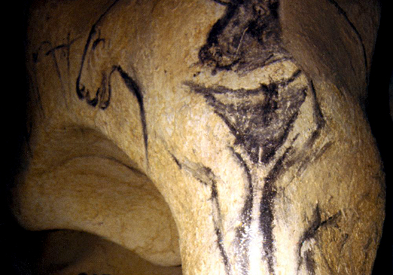 	Akkor is találni azonban példákat hasonló alkotásokra, ha a legősibb időkig nyúlunk vissza, a dél-franciaországi Chauvet-barlang például minden idők egyik legrégebbi erotikus rajzát tudhatja a magáénak. Bár magát a barlangot sosem nyitották meg a turisták előtt, 2015-ben tőle nem messze elkészült élethű mása.