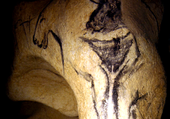 	A franciaországi Chauvet-barlang minden idők legrégebbi erotikus rajzait tudhatja magáénak. Bár a barlangot csak igen korlátozottan lehet látogatni, a tervek szerint létrehozzák hű mását, mely a tömegturizmus előtt is nyitva áll majd.