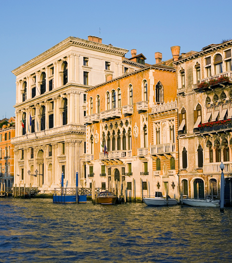 Canal Grande, Velence, OlaszországVelence romantikus vízi korzóját a világ egyik legszebb útjának tartják. A város ütőerének számító csatorna mentén pompás, 13-15. századi épületek lábát mossa a víz. A legszebb látnivalók közé tartozik a Ca’d’Oro, vagyis az Aranyház, valamint a Dario család színes, reneszánsz márványpalotája.Kapcsolódó cikk:3 lassan eltűnő, süllyedő város »