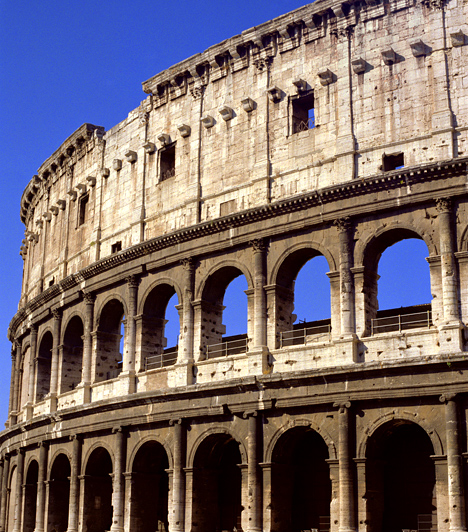Colosseum, Róma, OlaszországRóma egyik leghíresebb nevezetességének építését Vespasianus császár rendelte el az i.sz. 1. században. Az ókori építmény átmérője ötszáz méter, magassága 48,5 méter, a több emeleten elhelyezkedő ülősoroknak köszönhetően pedig akár 50 ezer ember befogadására is alkalmas volt.