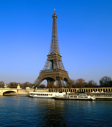 Eiffel-torony, Párizs, FranciaországA Gustav Eiffel francia mérnök által tervezett, 8600 tonnás vastorony több mint száz évvel ezelőtti elkészülte óta Párizs jelképe. Eredetileg az 1889-es párizsi Világkiállításra készült. Négyzetes alapterülete 1,6 hektár, magassága több mint 320 méter, és csúcsáig 1710 lépcsőfok vezet fel.Kapcsolódó cikk:10 mesebeli séta Párizsban »