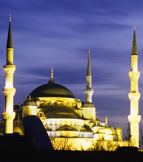 Kék Mecset, Isztambul, Törökország Isztambul szimbólumát, a Kék Mecsetet I. Ahmed építtette 1609 és 1616 között. Sarkain a megszokott négytől eltérően hat minaret áll, négy pilléren nyugvó kupolája csaknem 24 méter széles. Belül hatalmas csillár és drága szőnyegek díszítik, nevét pedig a falait borító, különleges izniki kék csempékről kapta.Kapcsolódó cikk:3 titokzatos, ember alkotta csoda »