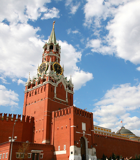 Kreml, Moszkva, OroszországAz orosz cárok híres erődítményének, egyben Moszkva citadellájának vörös téglafalait a 15. században építették meg, maga a város is a Kreml köré épült. Itt koronázták meg többek között Rettegett Ivánt, kinek itt található megmaradt trónja is. A 28 hektár összterületű, számos palotát és egyházi épületet magában foglaló együttes 1990 óta a Világörökség része.