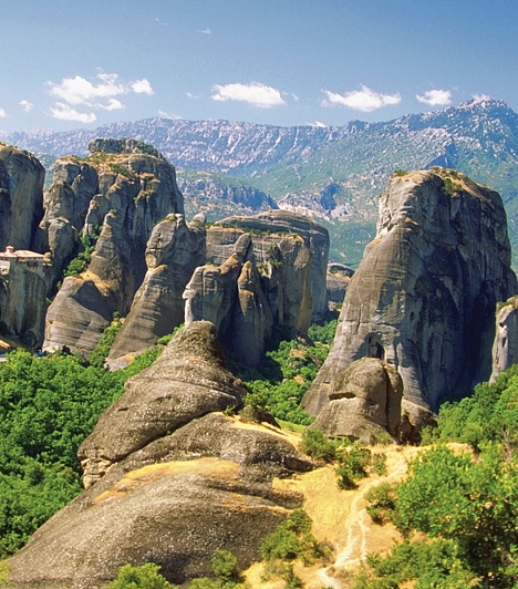 Meteorák, GörögországAz égben lebegő Meteora-kolostorok azon különleges csodák közé tartoznak, melyek lélegzetelállító voltukat éppúgy köszönhetik a természet formáinak, mint kulturális örökségüknek. A közel háromszáz méter magas sziklákra épített kolostorokat sziklába vájt lépcsősorokon és szakadékokon átívelő hidakon keresztül lehet megközelíteni.Kapcsolódó cikk:A világ 5 furcsa természeti formája »