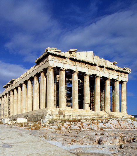 Parthenón, Athén, GörögországAthéné Parthenosz, avagy Szűz Athéné temploma az i.e. 5. századtól uralja az athéni Akropolisz szirtjeit. Az antik művészet legtökéletesebb építményeként számon tartott, dór stílusú csoda romjaiban is lélekemelő.