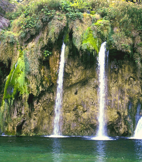 Plitvicei-tavak, Horvátország A Plitvicei-tavak Nemzeti Park 1979 óta a Világörökség részének számít, egyúttal Európa egyik legszebb természeti látványosságának tartják. A park útjait zuhatagok, vízesések és több szinten kialakult tórendszerek szegélyezik. Az azúrkék és smaragdzöld vizek felszíne 215 hektárt tesz ki.Kapcsolódó cikk:Horvátország 3 elképesztő csodája »