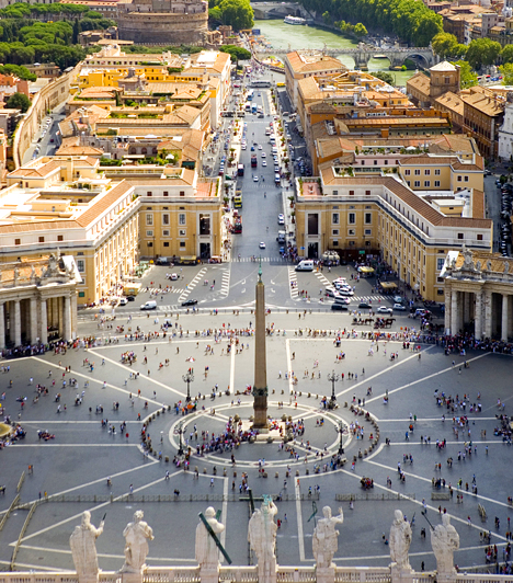 VatikánvárosA Vatikán 1929 óta önálló állam, államfője a pápa, rendjét pedig a Svájci Gárda őrzi. Itt található a világhírű Sixtus-kápolna Michaelangelo freskóival, de a Szent Péter-székesegyház, a Szent Péter tér, a vatikáni múzeumok és a csodálatos vatikáni kertek is kihagyhatatlanok.