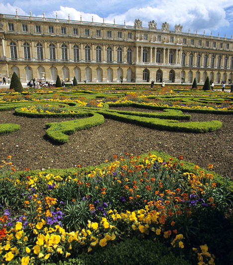 Versailles, FranciaországXIV. Lajos barokk stílusú kastélya, mely számos európai uralkodónak nyújtott mintát, Párizstól mindössze 24 kilométerre fekszik. 1661-ben kezdték meg építését, mely évtizedekig tartott, és annál is több pénzt emésztett fel. Legnevezetesebb része a közepén található tükörterem, de kertjét is a világ legszebbjei között emlegetik.Kapcsolódó cikk:3 kastély, amit látnod kell »
