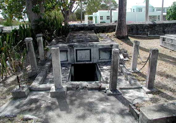 
                        	A Barbadoson található Chase kripta igazi, hírhedt kísértetjárta hely: akárhányszor felnyitották a sírt, a benne elhelyezett koporsók mindig más helyzetben voltak. Máig nem találtak magyarázatot az esetre.