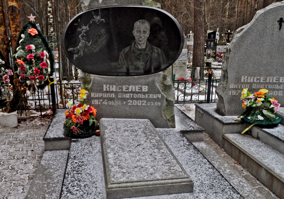 
                        	Az orosz maffia sokszor életnagyságú fotókkal díszített sírjai miatt a jekatyerinburgi temetőt sokan elátkozott helynek tartják.