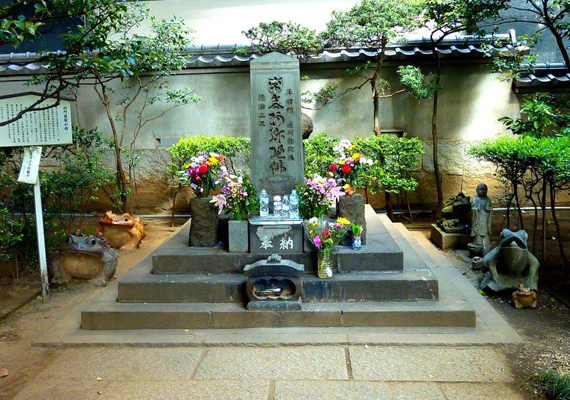 
                        	A tokiói temetőben nyugszik Masakado, a lázadó szamuráj, akinek a sírjáról az a legenda járja, hogy ha valaki háborgatja, súlyos természeti katasztrófát hoz a városra.