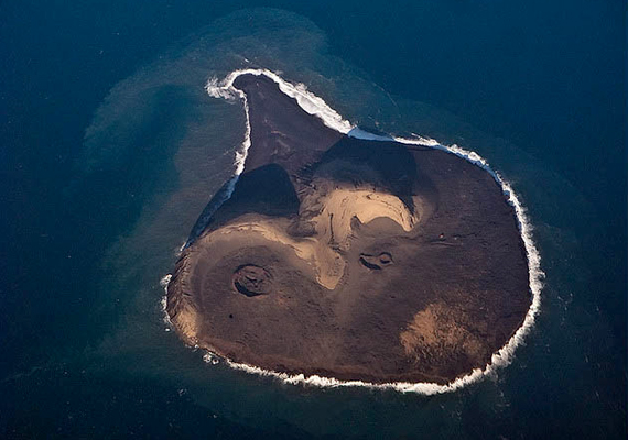 
                        	Az izlandi Surtsey szigete nemcsak azzal hívta fel magára a figyelmet, hogy a világ egyik legfiatalabb természeti csodája - 1963-ban került a felszínre egy víz alatti vulkánkitörés eredményeként -, de sokan megjegyezték bizarr, koponyára emlékeztető megjelenése miatt is. Ma a Világörökség része.