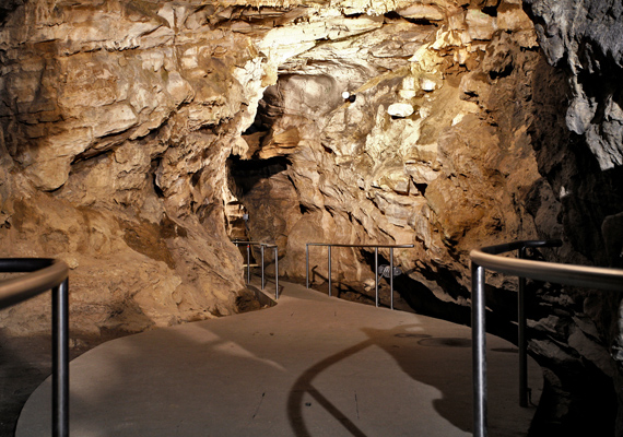 	Az Abaligeti-barlang különlegessége, hogy 40 méterrel a föld alatt helyezkedik el, így tökéletes lehetőséget jelent az elcsendesedésre, ha eleged van a nagyvárosi nyüzsgésből. Meditációs és hangsétákon is részt vehetsz a barlangban.