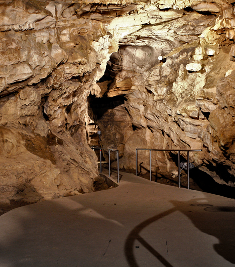 
                        	Abaligeti barlang
                        	A Mecsekben található Abaligeti-barlangot egykor a világ száz csodája közé is beválogatták. 2000-ben gyógybarlanggá nyilvánították, emellett különleges meditációs és hangsétákkal várja a látogatókat.
                        	Kapcsolódó cikk:
                        	Egyre több magyar meditál a föld alatt »
                        	 