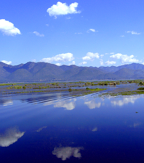 Inle-tó, MyanmarVannak tájak, melyek gyönyörűnek születnek, és vannak, melyeket az emberi kéz tesz földöntúlivá. Utóbbiak közé tartozik a környező hegyek vizét összegyűjtő, úszó kertekkel, házakkal tarkított, buddhista szentélyekkel szegélyezett, kristálykék Inle-tó is.