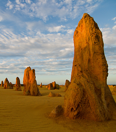 Pinnacle-sivatag, AusztráliaA természet klasszikus Zen-kertjének nevezett vidék végtelen homokmezőin míg a szem ellát, vöröses tornyok sorakoznak egymás mellett, anélkül, hogy létüket és létrejöttüket bármilyen, a közelben fellelhető hegy vagy sziklaformáció indokolná. A legmagasabb torony csaknem 12 láb magas.