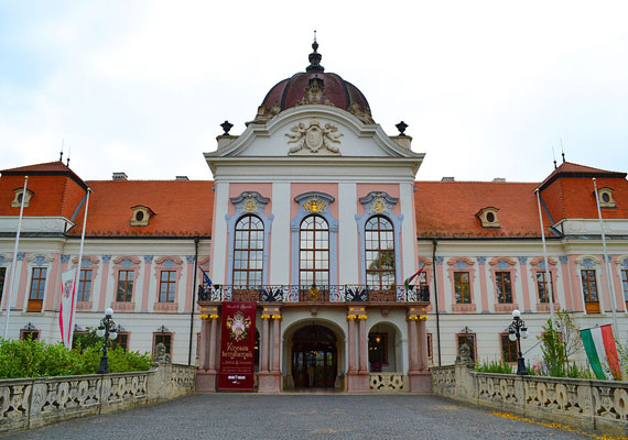 
                        	Gödöllő legismertebb nevezetessége egyértelműen a Grassalkovich-kastély, más néven Gödöllői Királyi Kastély. A város főtere pedig 2012-ben a Magyarország legszebb főtere címet is elnyerte.