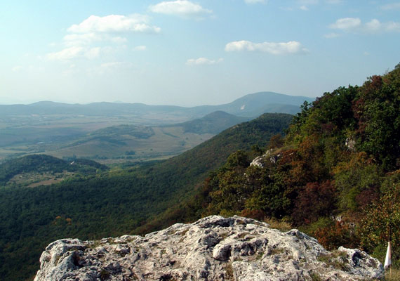 
                        	Nagy-Kevély a Pilis-hegységben található sasbérc, amelynek magassága 534 méter. A természet szépségén túl érdekessége, hogy itt állították fel az Egri csillagok filmváltozatának forgatási helyszínéül szolgáló várat is.