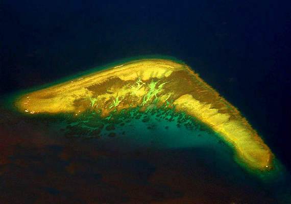 
                        	A Dél-kínai-tenger közepén fekvő szigetecske olyan, mint egy bumeráng.
