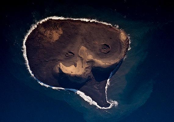 	Az Izland partjaitól délre fekvő, vulkanikus eredetű, igen fiatal Surtsey szigete egy félelmetes koponyához hasonlít.