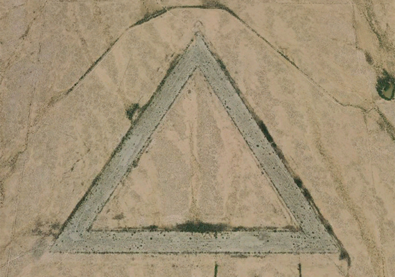 	Az egyenlő oldalú háromszögről az arizonai Wittmannben készült a felvétel.
