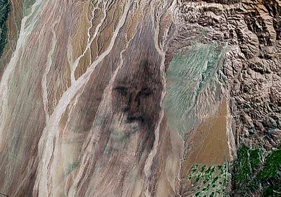 	Sokan ezt a perui homokdűnék között feltűnt arcot is Jézuséhoz hasonlítják. Ha még több különös, arcszerű találatra vagy kíváncsi, kattints ide!