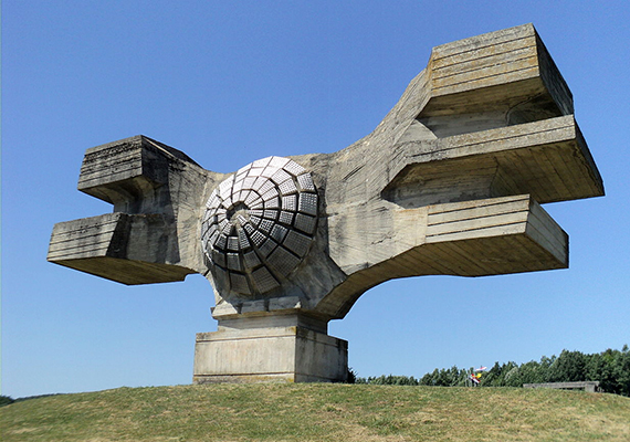 
                        	Az Észak-Horvátországban található Podgarić-emlékművet vagy más néven Forradalmi emlékművet 1967-ben emelték, hogy méltó emléket állítson a moslavinaiak második világháború során betöltött szerepének. Sokak szerint azonban leginkább a Csillagok háborújából ismert Millennium Falkonhoz hasonlít.