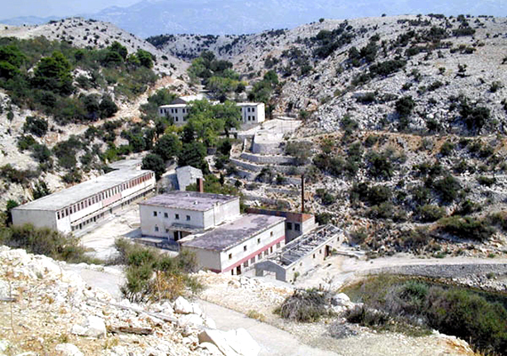 
                        	A horvátországi Goli Otok-szigetet 1949-ben nyilvánították hivatalosan is titkos állami börtönné és munkatáborrá férfiak, elsősorban politikai foglyok számára. A helyet 1988-ban zárták be, 1989-es, végleges elhagyása óta csak pásztorok és turisták látogatják.
