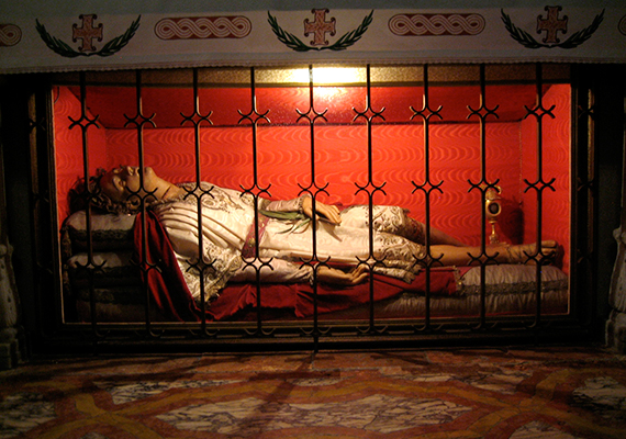 
                        	Dubrovnikban, a Szent Balázs-templomban látható a negyedik századi mártír, Szent Szilván máig épségben megmaradt, viaszozott teste. A nyakán található vágás mártíromságára utal.