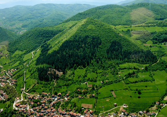 
                        	Az első európai piramisok minden jel szerint Boszniában találhatóak. 2005-ben Semir Osmanagić régész jelentette ki, hogy ezek a csúcsos dombokat nem a természet, hanem emberi kéz alkotta. Azóta folynak ásatások a területen, ahol eddig a rovásírás nyomaira, illetve a betonnál is erősebb burkolatra találtak.