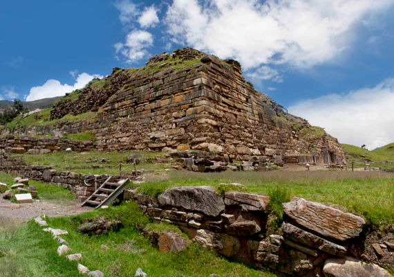 	A perui Chavin de Huantar i. e. 900-200 között épülhetett. A bonyolult mintákkal, átjárókkal és vízelvezető csatornákkal tarkított piramis két templomnak is helyet ad kőtömbjein belül.