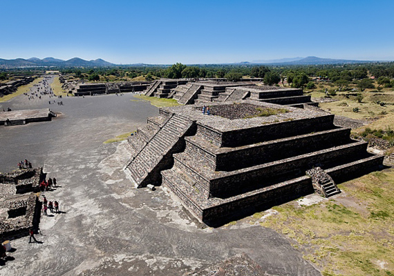 
                        	Teotihuacán város legismertebb épülete a Nap-piramis, ami külsőleg sokkal inkább hasonlít a Palenque-féle piramisokra, mint az egyiptomi változatokra. Ismerd meg a várost még jobban! »