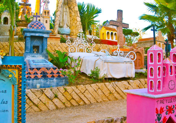 
                        	A mexikói Xcaret egy ökorégészeti tematikus park, ahol maja falu, templom és temető is található. A vidám színek és a furcsa nyughelyek teszik a sírkertet különlegessé.