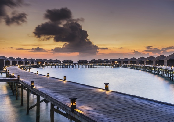 	Az India délnyugati csücskénél található Maldív-szigetek mesés világa, a gyönyörű türkiz tengervíz és a saját strand lehetősége is vonzza a híres vendégeket, többek között a Beckham családot.