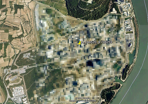 	Íme, a franciaországi Chsuchlan nukleáris telephely. 2011-ben egy hatalmas robbanás is történt itt, többek között ennek is köszönhető, hogy álcázták a terepet.