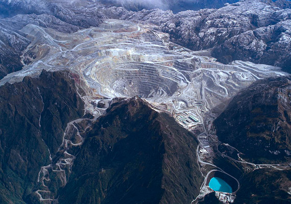 
                        	A '80-as évek óta működő Grasberg-bányából valójában jóval több rezet, mint aranyat termelnek ki: ez a harmadik legnagyobb rézbánya a világon.