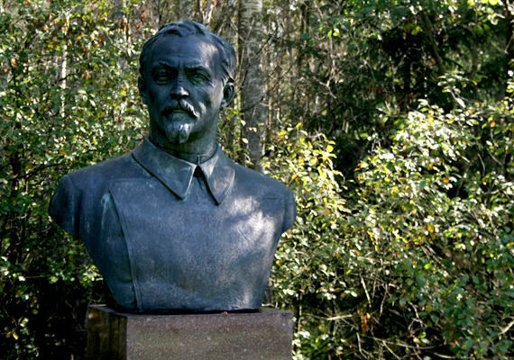 	Felix Dzerzhinsky szobra, aki a vörös terror megszervezője volt.